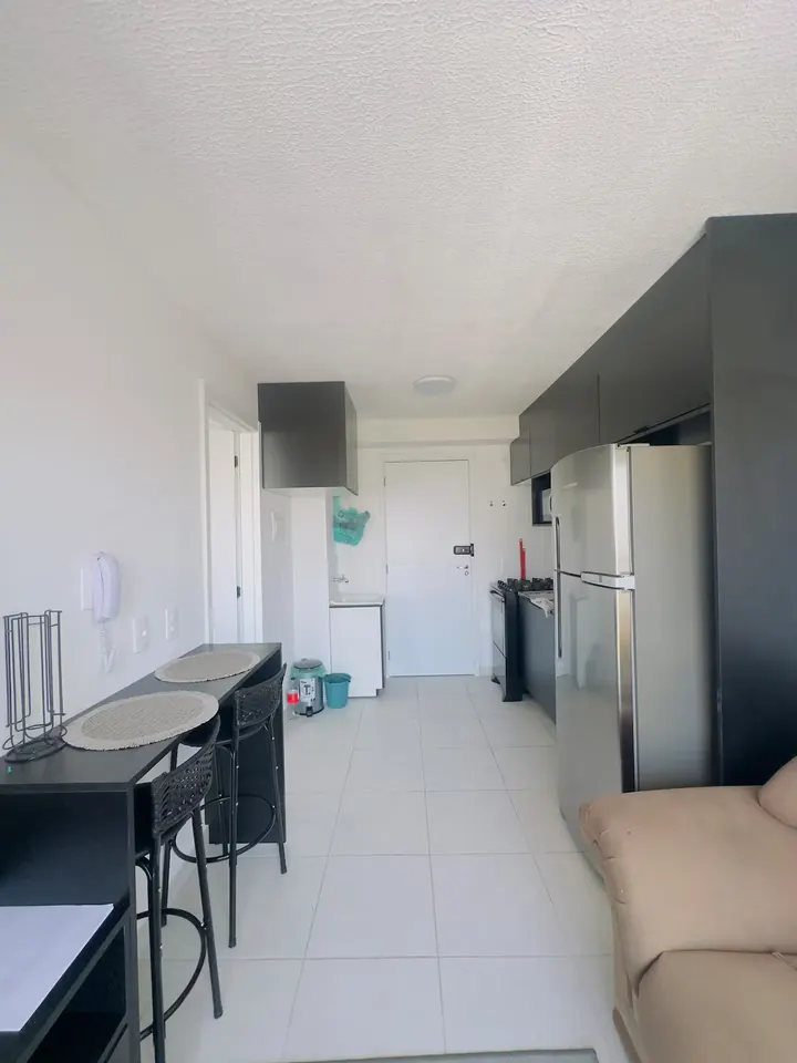 Sala de estar com sofá e TV do Loft 1614 — foto 3