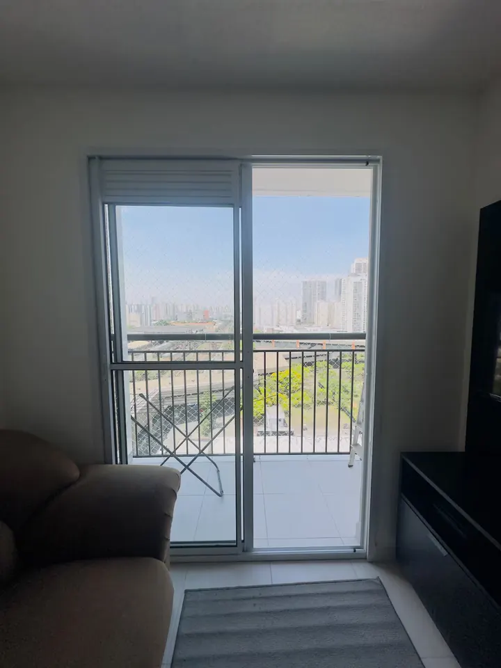 Sala de estar com sofá e TV do Loft 1614 — foto 2